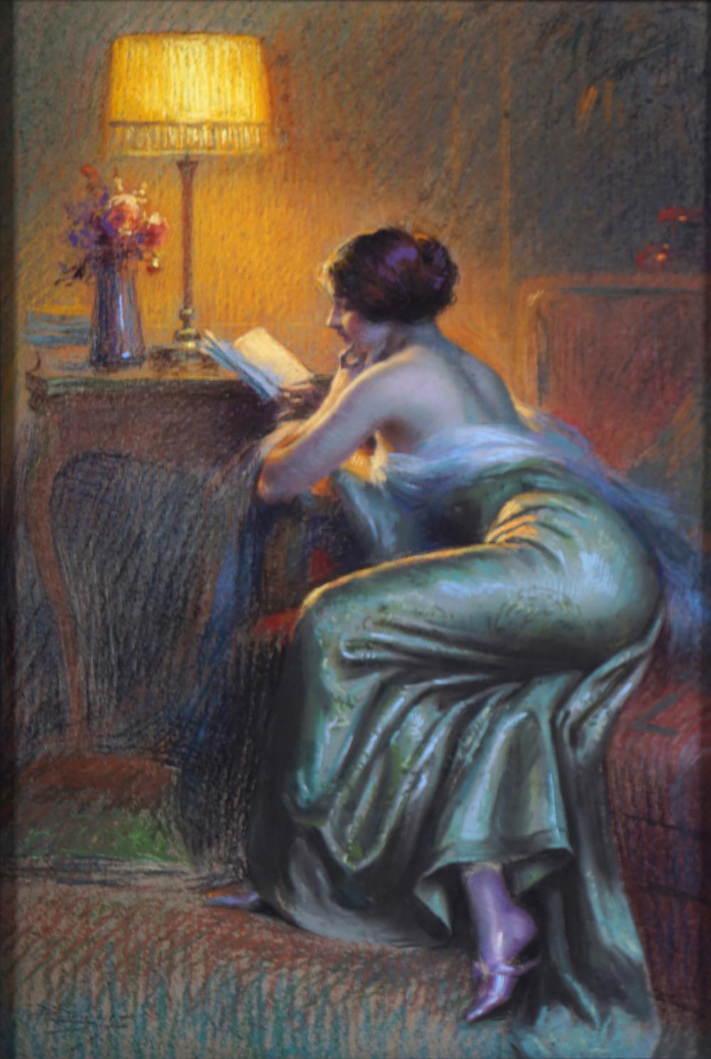 Una donna legge alla luce di una lampada da tavolo